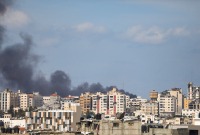 الدخان يتصاعد عقب قصف للاحتلال استهدف الأحياء السكنية في القطاع، 24 آذار ـ AFP
