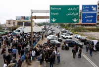 أنصار القوات اللبنانية يغلقون طريقا رئيسيا في بيبلوس احتجاجا على مقتل سليمان ـ رويترز
