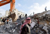 فلسطينيون يتفقدون منزلا استهدفته غارة إسرائيلية في رفح ـ رويترز