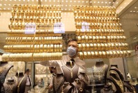 صورة أرشيفية داخل سوق لبيع الذهب - رويترز