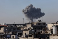44 تصاعد الدخان من جراء القصف الإسرائيلي على مناطق شرقي رفح، جنوبي قطاع غزة، 8 أيار/مايو 2024 (الأناضول)