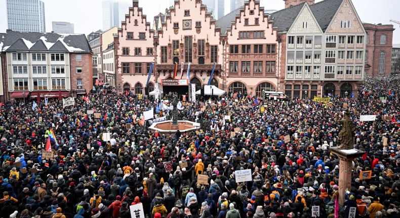الجمهورية تنتفض المظاهرات تجتاح ألمانيا ضد مخطط سري لترحيل المهاجرين