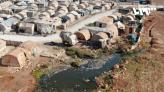 مخيم قرب مجرى للصرف الصحي (خاص تلفزيون سوريا)