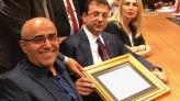 نجاتي أوزكان إلى جانب رئيس بلدية إسطنبول الكبرى أكرم إمام أوغلو (وسائل إعلام تركية)