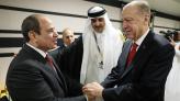 الرئيس التركي رجب طيب أردوغان يلتقي بنظيره المصري عبد الفتاح السيسي في الدوحة (الأناضول)
