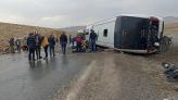 قتلى وجرحى بانقلاب حافلة تقل لاجئين سوريين إلى مركز ترحيل في ديار بكر (tgrthaber)