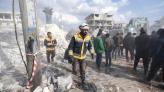 أحد المتطوعين من الدفاع المدني السوري خلال عمليات الإنقاذ بعد زلزال شباط 2023 في مدينة جنديرس