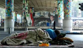 متشرد نائم تحت جسر الرئيس وسط دمشق (فيس بوك)