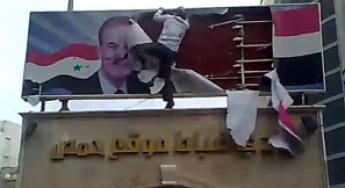 الشاب خضر الحمصي يمزق صورة حافظ الأسد المعلقة فوق نادي الضباط، حمص، جمعة العزة 25 آذار/مارس 2011 (يوتيوب)