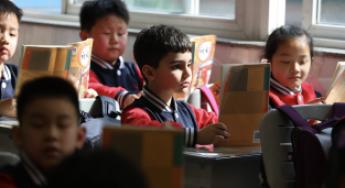 الطفل السوري دانيال في مدرسته بالصين
