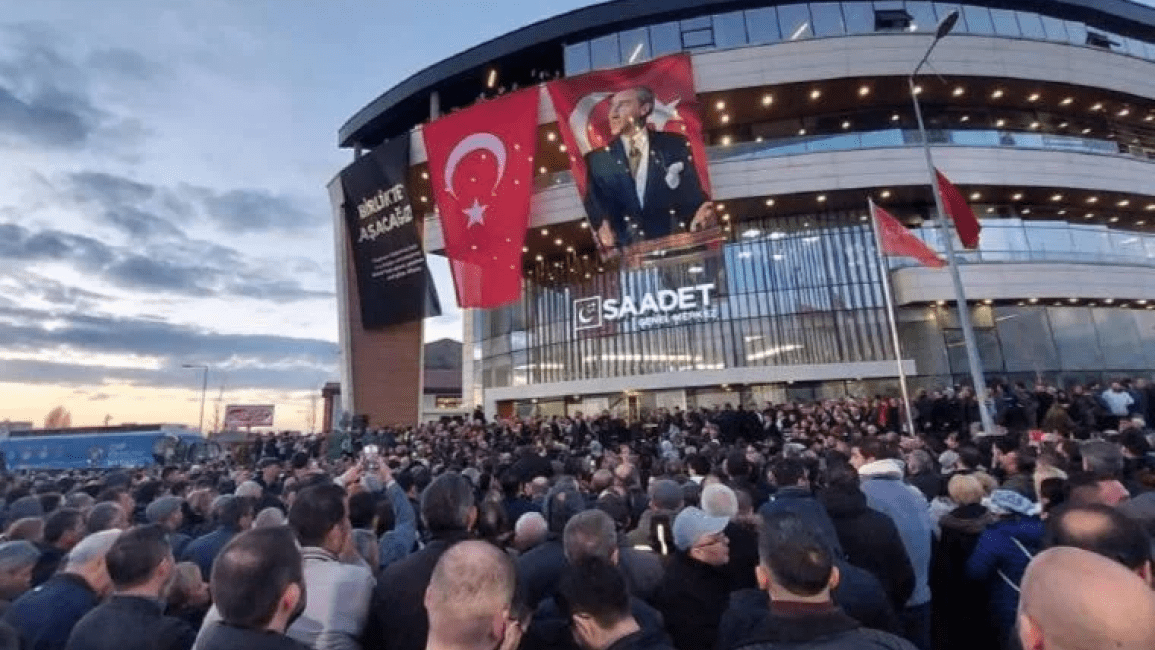 صورة أتاتورك على المقر الرئيسي لحزب السعادة