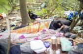 طالب لجوء ينام في إحدى الغابات خلال رحلته للوصل إلى الدول الأوروبية - الغارديان