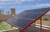 ألواح شمسية مركبة على أسطح إحدى الأبنية في درعا – (الطاقة الشمسية في سوريا وأسعارها/ فيس بوك)