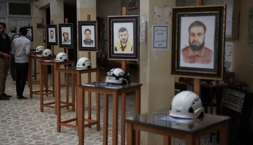 عرض رسومات بإدلب لـ 30 متطوعاً من الخوذ البيضاء فقدوا حياتهم
