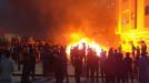 محتجون ليبيون يضرمون النار بمبنى البرلمان بمدينة طبرق (الأناضول)