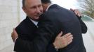 الأسد يعانق بوتين في موسكو - المصدر: الإنترنت