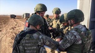 جنود روس وأتراك على الحدود السورية التركية (الأناضول)