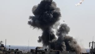 القصف الإسرائيلي على قطاع غزة (الأناضول)