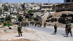 عناصر من قوات النظام في مدينة درعا – 18 أيلول 2021 (رويترز)
