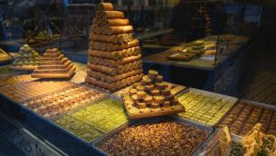 أسعار الحلويات ترتفع بشكل لا يتناسب مع الدخل خلال رمضان في أسواق دمشق (تعبيرية)