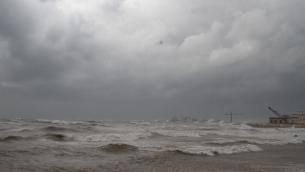 ارتفاع موج البحر في ميناء طرطوس بسبب عاصفة مطريّة (أرشيفية/سانا)