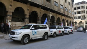 سيارات تابعة للأمم المتحدة والهلال الأحمر السوري (أرشيفية/AP)