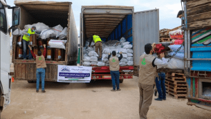 توزيع مساعدات فلسطينية في الشمال السوري