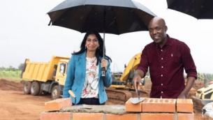 الوزيرة البريطانية برافرمان وهي تضع حجر الأساس لتوسع جديد خاص بالمرحلين خلال زيارتها الأخيرة لرواندا