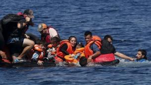 واجهت السلطات الإيطالية اتهامات بأنها تقاعست عن إنقاذ قارب اللاجئين من الغرق - رويترز