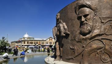 الاعتداء على تمثال الخميني في إيران (إنترنت)