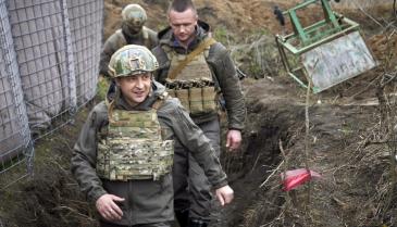الرئيس الأوكراني زيلينسكي يتقدم جنوده في الحرب الروسية-الأوكرانية