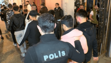 مهاجرين غير شرعيين إثناء إعتقالهم (وسائل إعلام تركية)