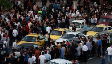 أهالي المحتجزين والمختفين قسرياً محتشدون عند جسر الرئيس بدمشق بانتظار المفرج عنهم - التاريخ 3 أيار 2022 