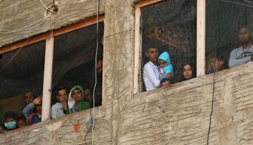 لاجئون سوريون يقيمون في مبنى قيد الإنشاء في صيدا اللبنانية