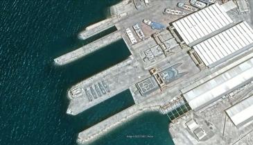 الصورة التي رصدها معهد البحرية الأميركية في حوض بناء السفن في جزيرة القشم (Google Earth)