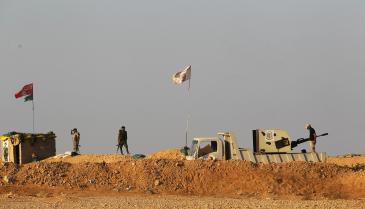 ميليشيات إيرانية على الساتر الحدودي بين العراق وسوريا - AFP
