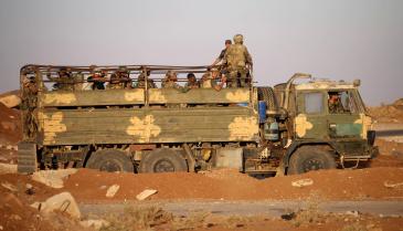 مجموعة من جيش النظام داخل سيارة عسكرية