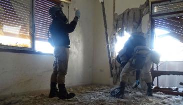 خبراء الأسلحة الكيماوية يتفقدون موقعاً تعرض لهجوم كيماوي في زملكا بريف دمشق 