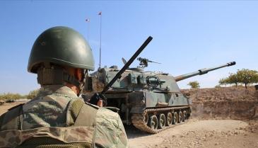 جندي تركي وآلية عسكرية تركية قرب الحدود مع سوريا (الأناضول)