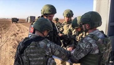 جنود روس وأتراك على الحدود السورية التركية (الأناضول)