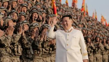 لقاء زعيم كوريا الشمالية كيم جونغ أون، بالقوات المشاركة في العرض العسكري لإحياء الذكرى 90 لتأسيس الجيش الشعبي الكوري (KCNA via Reuters)