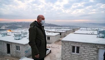 أثناء زيارة وزير الداخلية التركي سليمان صويلو لموقع بناء منازل الطوب شمالي سوريا (الأناضول)