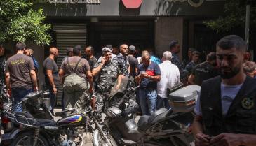 مواطن مسلح يهاجم بنك لبناني