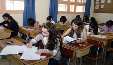 طالبات يجرين امتحانات في سوريا (تويتر)