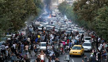 مئات المحتجين على وفاة الفتاة مهسا أميني في طهران - وكالة الأناضول