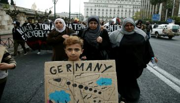 تظاهرة أمام القنصلية الألمانية في أثينا بسبب تأجيل لم الشمل (Getty)
