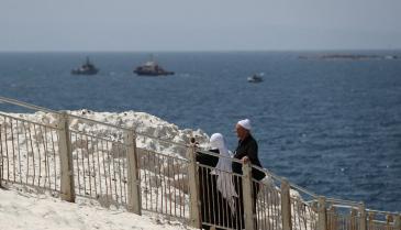 قوارب البحرية الإسرائيلية في البحر المتوسط في رأس الناقورة بالقرب من الحدود اللبنانية (رويترز)