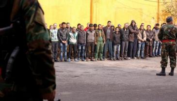معتقلون سوروين في إحدى مراكز الاحتجاز التابعة للنظام (رويترز)