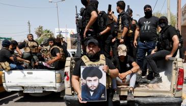 عناصر من سرايا السلام التابعة لمقتدى الصدر قرب المنطقة الخضراء وسط بغداد - رويترز