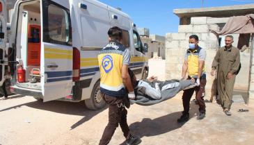 فرق الدفاع المدني شمال سوريا خلال استجابتها للإبلاغ عن الحالات المشتبه بإصابتها بمرض الكوليرا (فيسبوك/الدفاع المدني السوري)